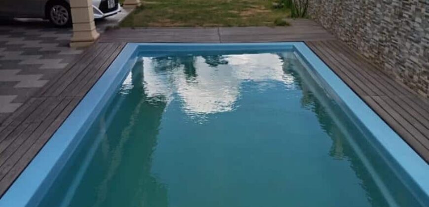 A louer un studio avec piscine commune situé au 3ème étage d’un immeuble neuf à Trou aux Biches
