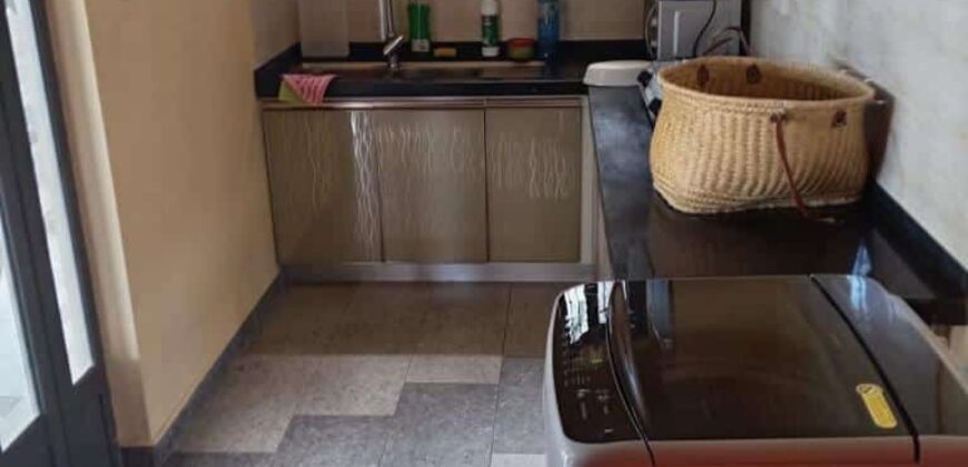 A louer un studio avec piscine commune situé au 3ème étage d’un immeuble neuf à Trou aux Biches