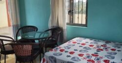 A louer un studio avec piscine commune situé au 3ème étage d’un immeuble neuf à Trou aux Biches