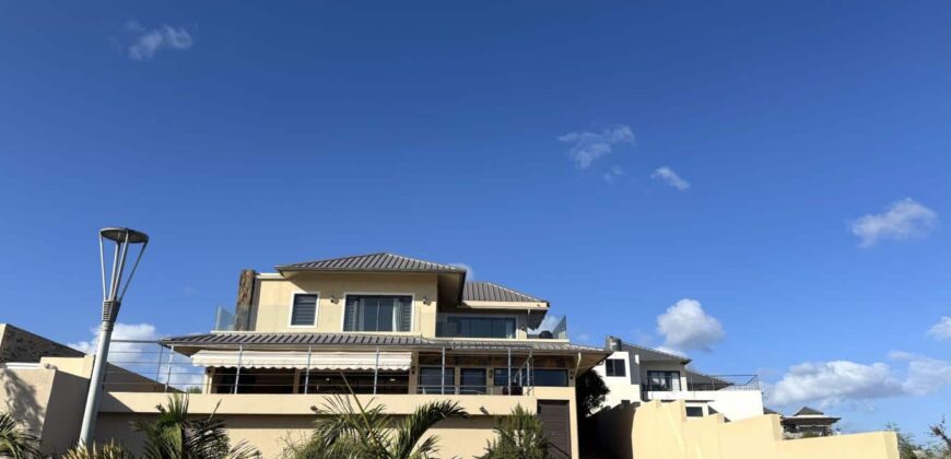 En vente une élégante villa récente de 300 m² avec piscine sur 542 m² de terrain au calme à Flic en Flac
