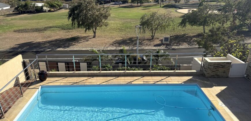 En vente une élégante villa récente de 300 m² avec piscine sur 542 m² de terrain au calme à Flic en Flac