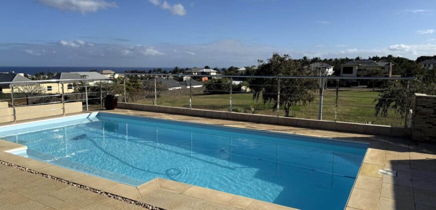 En vente une élégante villa récente de 300 m² avec piscine sur 542 m² de terrain au calme à Flic en Flac