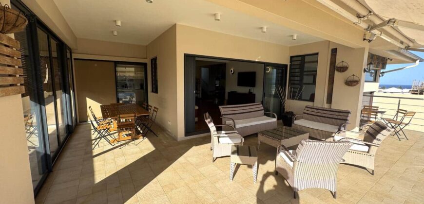 En vente une élégante villa récente de 300 m² avec piscine sur 542 m² de terrain au calme à Flic en Flac