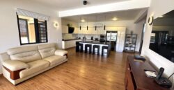 En vente une élégante villa récente de 300 m² avec piscine sur 542 m² de terrain au calme à Flic en Flac
