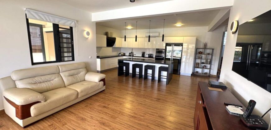 En vente une élégante villa récente de 300 m² avec piscine sur 542 m² de terrain au calme à Flic en Flac