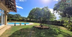 En vente une magnifique villa de 490m2 sur un terrain de 1127m2 offrant une vue imprenable sur la mer et les montagnes à Tamarin.
