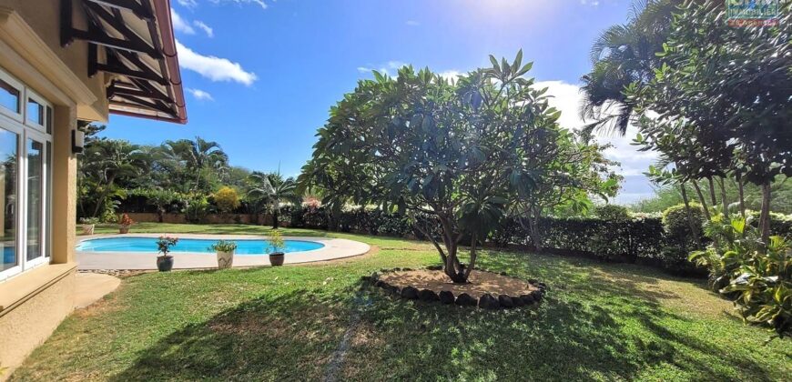 En vente une magnifique villa de 490m2 sur un terrain de 1127m2 offrant une vue imprenable sur la mer et les montagnes à Tamarin.