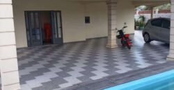 A louer un studio avec piscine commune situé au 3ème étage d’un immeuble neuf à Trou aux Biches