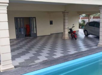 A louer un studio avec piscine commune situé au 3ème étage d’un immeuble neuf à Trou aux Biches