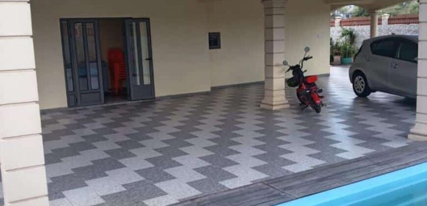 A louer un studio avec piscine commune situé au 3ème étage d’un immeuble neuf à Trou aux Biches