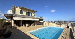 En vente une élégante villa récente de 300 m² avec piscine sur 542 m² de terrain au calme à Flic en Flac