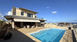 En vente une élégante villa récente de 300 m² avec piscine sur 542 m² de terrain au calme à Flic en Flac