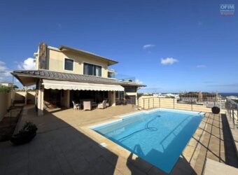 En vente une élégante villa récente de 300 m² avec piscine sur 542 m² de terrain au calme à Flic en Flac