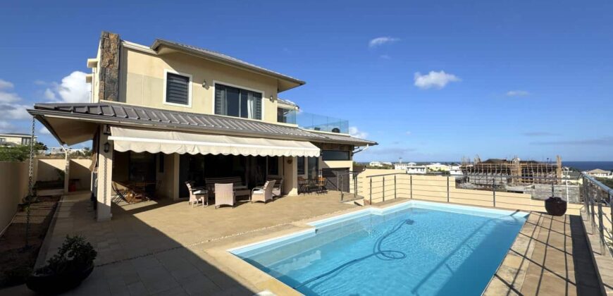 En vente une élégante villa récente de 300 m² avec piscine sur 542 m² de terrain au calme à Flic en Flac