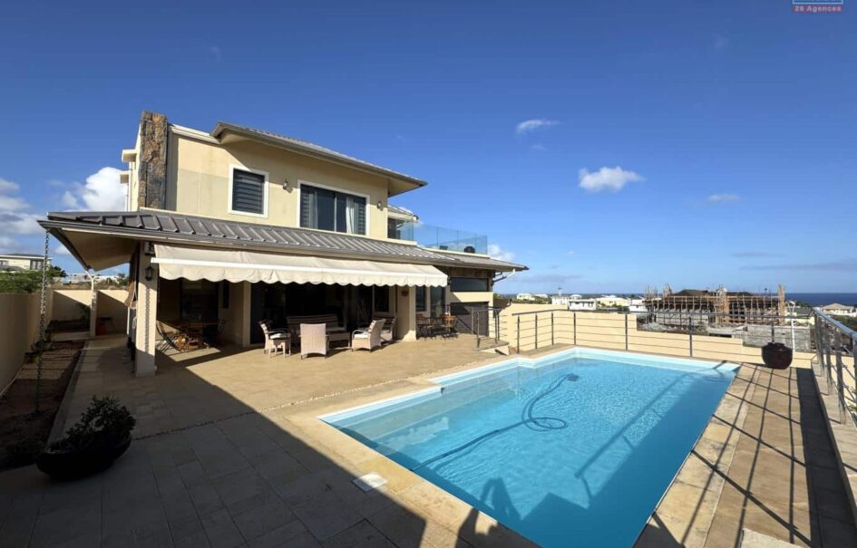 En vente une élégante villa récente de 300 m² avec piscine sur 542 m² de terrain au calme à Flic en Flac