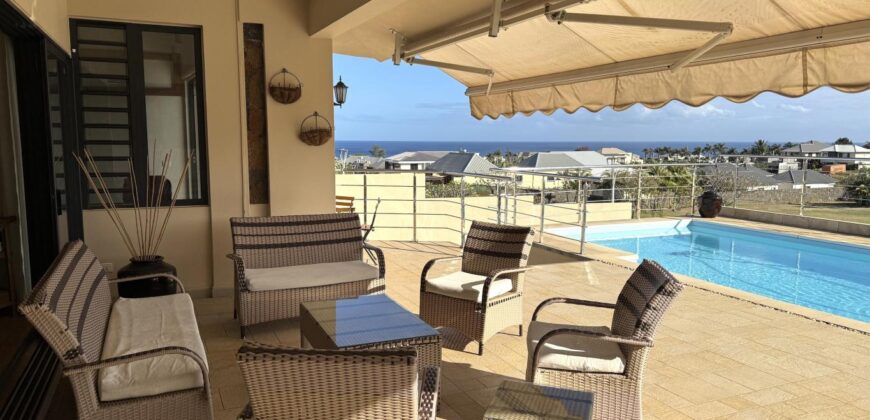 En vente une élégante villa récente de 300 m² avec piscine sur 542 m² de terrain au calme à Flic en Flac
