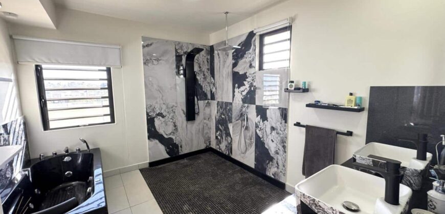 En vente une élégante villa récente de 300 m² avec piscine sur 542 m² de terrain au calme à Flic en Flac
