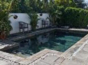 À vendre une charmante villa meublée avec piscine à deux mins à pied de la plage à Bain Boeuf Maurice