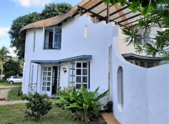 Location d’une charmante villa avec jardin verdoyant en front de mer à Pointe aux Sables