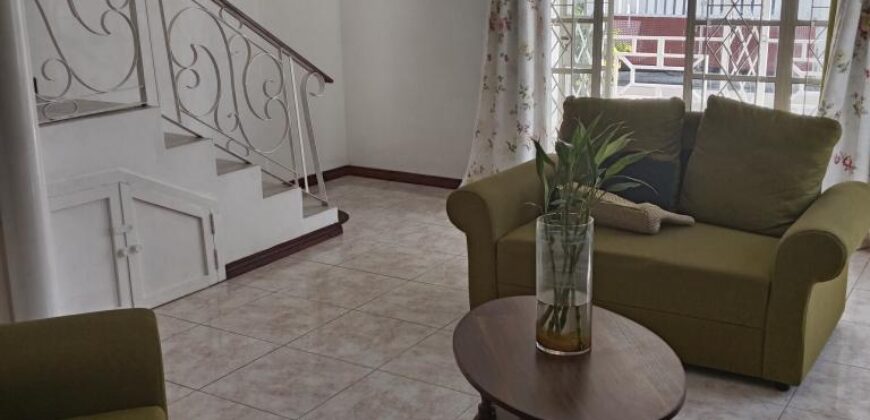 À louer une villa en duplex située dans un complexe sécurisé avec piscine commune à Pereybère