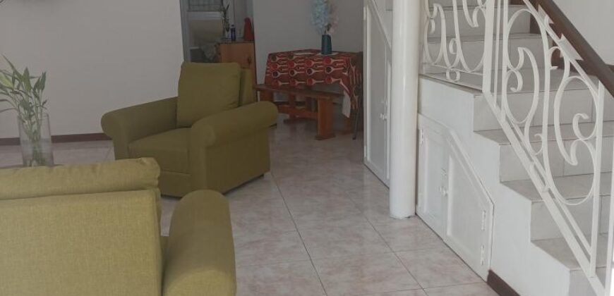 À louer une villa en duplex située dans un complexe sécurisé avec piscine commune à Pereybère