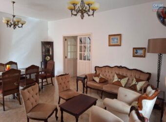A vendre une spacieuse villa meublée de 250m2 sur un vaste terrain de 325m2 proche de la plage et commerces à Saint Antoine