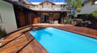 Location d’une superbe villa avec piscine privée  nichée dans l’un des morcellements les plus prestigieux et recherchés de Rivière Noire