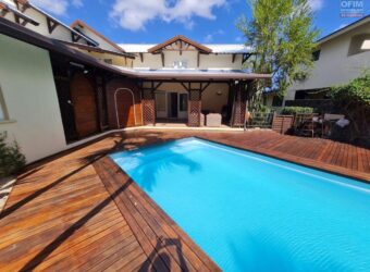 Location d’une superbe villa avec piscine privée  nichée dans l’un des morcellements les plus prestigieux et recherchés de Tamarin
