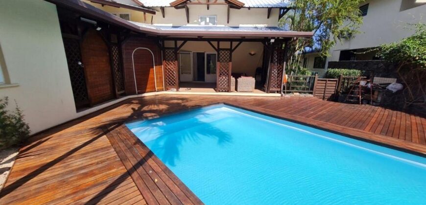 Location d’une superbe villa avec piscine privée  nichée dans l’un des morcellements les plus prestigieux et recherchés de Tamarin