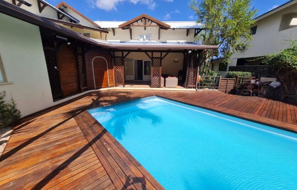Location d’une superbe villa avec piscine privée  nichée dans l’un des morcellements les plus prestigieux et recherchés de Rivière Noire