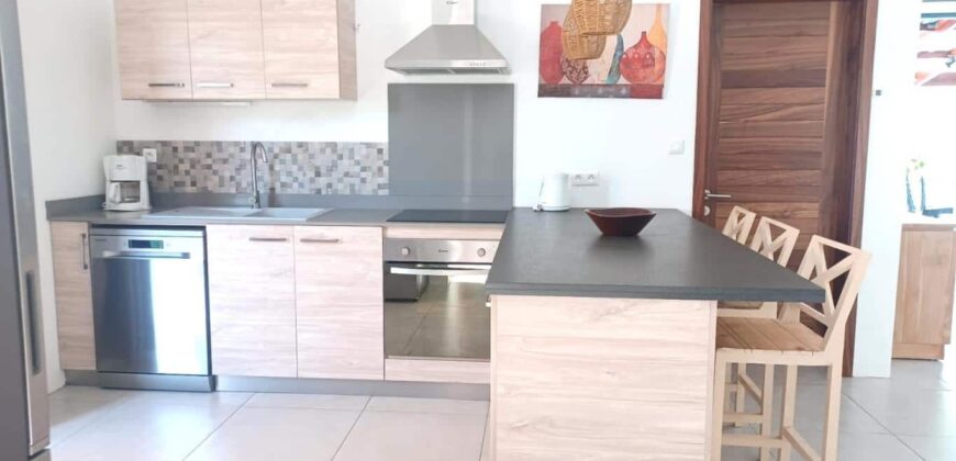 À vendre une villa récente de 200 m2 sur un terrain de 550 m2 située à Tamarin
