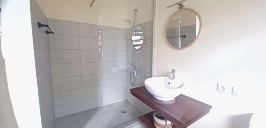 À vendre une villa récente de 200 m2 sur un terrain de 550 m2 située à Tamarin
