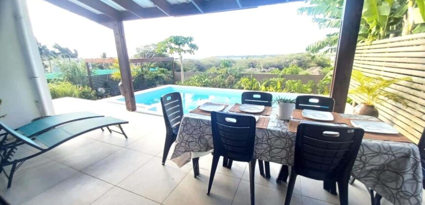 À vendre une villa récente de 200 m2 sur un terrain de 550 m2 située à Tamarin