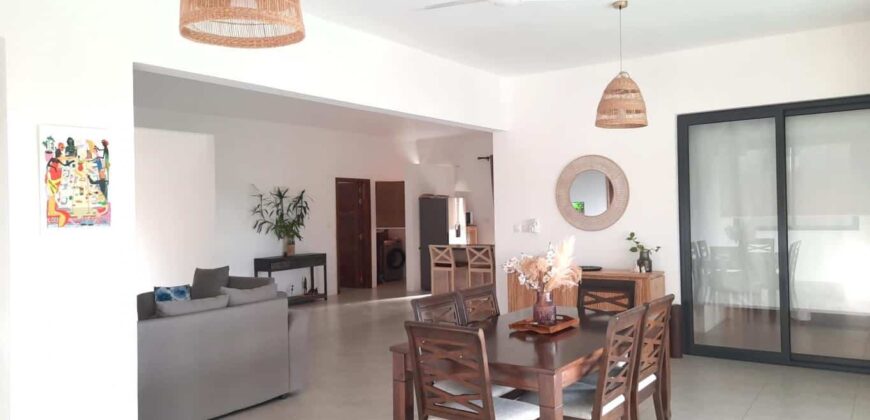 À vendre une villa récente de 200 m2 sur un terrain de 550 m2 située à Tamarin
