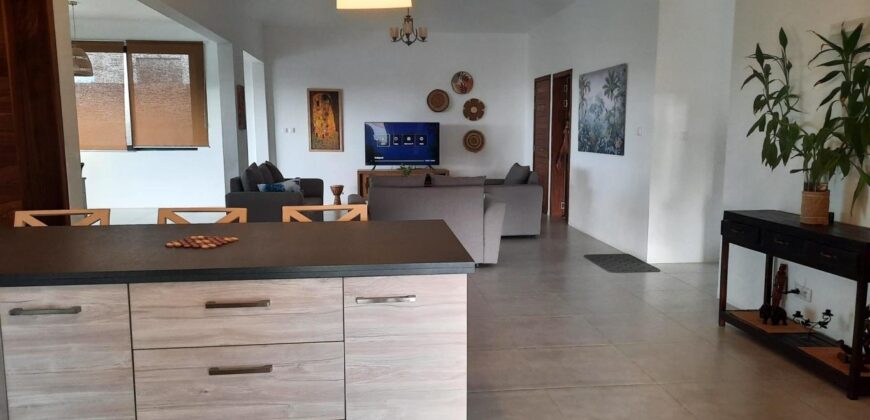 À vendre une villa récente de 200 m2 sur un terrain de 550 m2 située à Tamarin