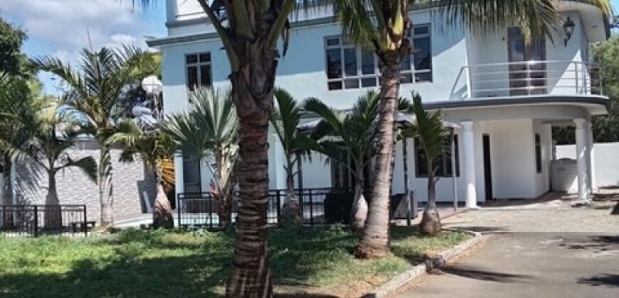 Location d’une grande villa familiale avec piscine et jardin dans le quartier recherché de Trou aux Biches