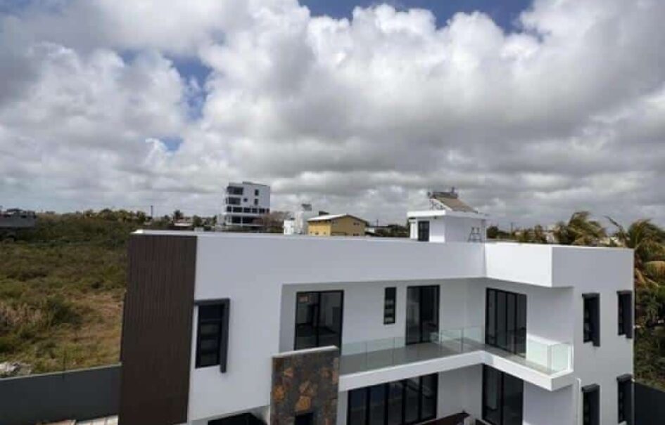 En vente une villa neuve avec piscine et rooftop offrant vue panoramique sur le coin de mire à Grandbaie