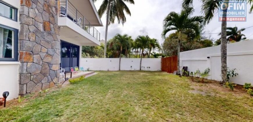 A vendre un ensemble Immobilier de 2 villas divisées en 4 Appartements proche de la plage à Pereybère