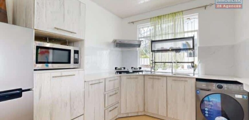 A vendre un ensemble Immobilier de 2 villas divisées en 4 Appartements proche de la plage à Pereybère