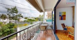 A vendre un ensemble Immobilier de 2 villas divisées en 4 Appartements proche de la plage à Pereybère