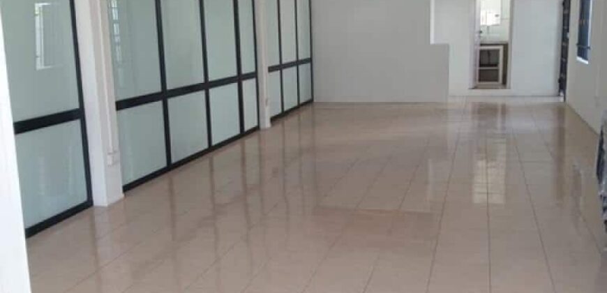 A louer un local commercial neuf de 45m2 proche des commerces à Grandbaie