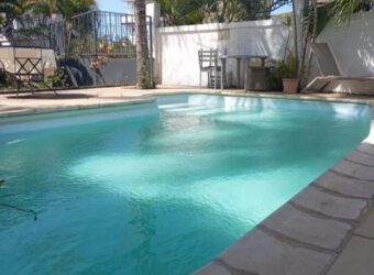 Accessible aux étrangers: En vente un lumineux appartement avec piscine en plein coeur de Grandbaie