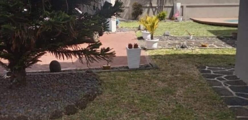 En vente : une villa spacieuse composée de deux appartements T4 et d’un studio indépendant à Grand Gaube.