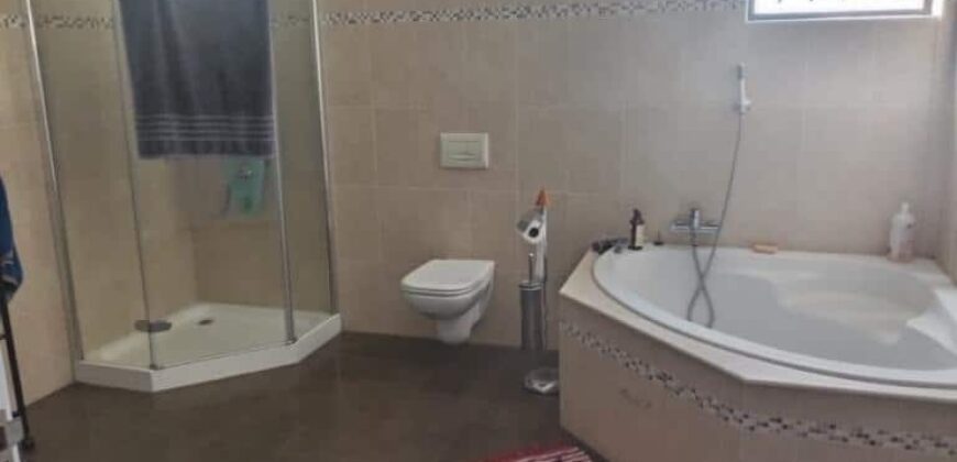 En vente : une villa spacieuse composée de deux appartements T4 et d’un studio indépendant à Grand Gaube.