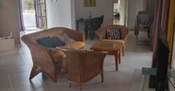 En vente : une villa spacieuse composée de deux appartements T4 et d’un studio indépendant à Grand Gaube.