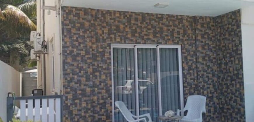 En vente un immeuble moderne avec 3 appartements meublés à seulement 2 minutes de la plage à Poste Lafayette.