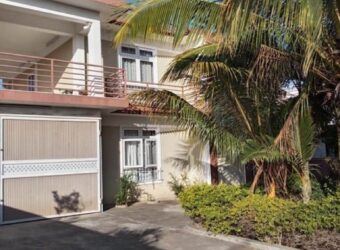 A vendre une spacieuse villa familiale de 400m2 située dans un quartier résidentiel calme à Vale