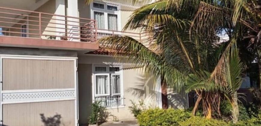 A vendre une spacieuse villa familiale de 400m2 située dans un quartier résidentiel calme à Vale