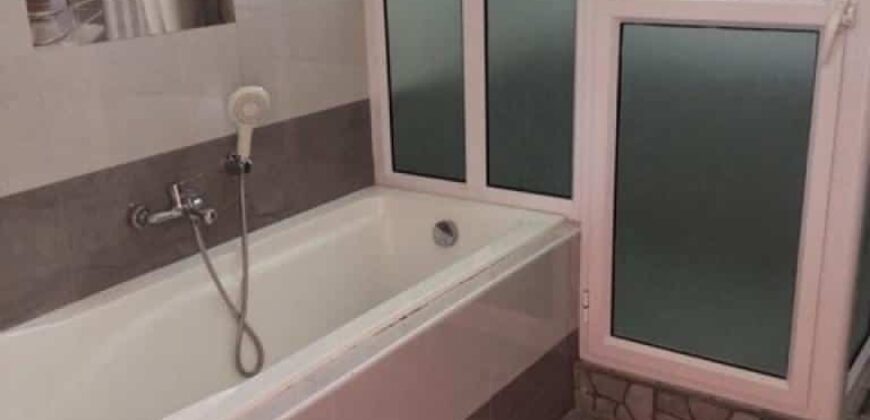 A vendre une spacieuse villa familiale de 400m2 située dans un quartier résidentiel calme à Vale