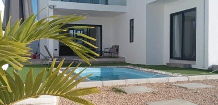 Location d’une superbe villa contemporaine avec piscine nichée dans un quartier paisible et résidentiel à Grandbaie